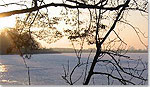 Morgenstimmung an einem zugefrorenen See in Oberschwaben
